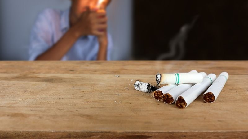 4 sinais de que seu filho pode estar fumando